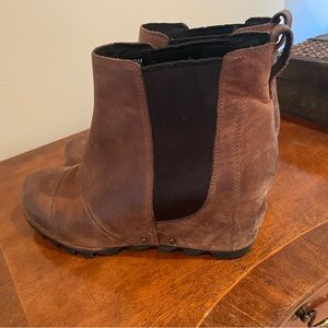 Sorel wedge boots size 9.5